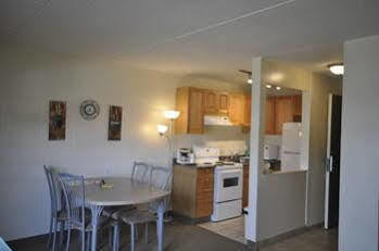 Beaverlodge Motor Inn Bagian luar foto