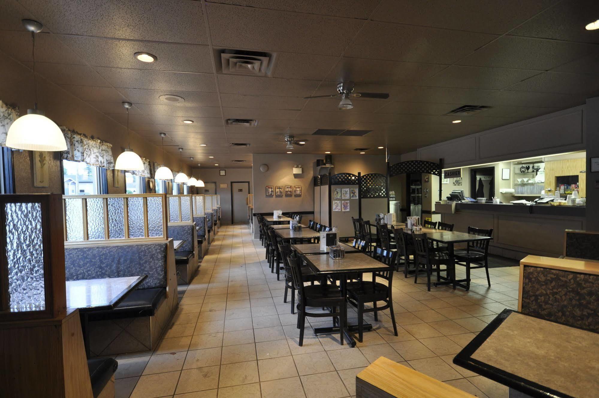 Beaverlodge Motor Inn Bagian luar foto