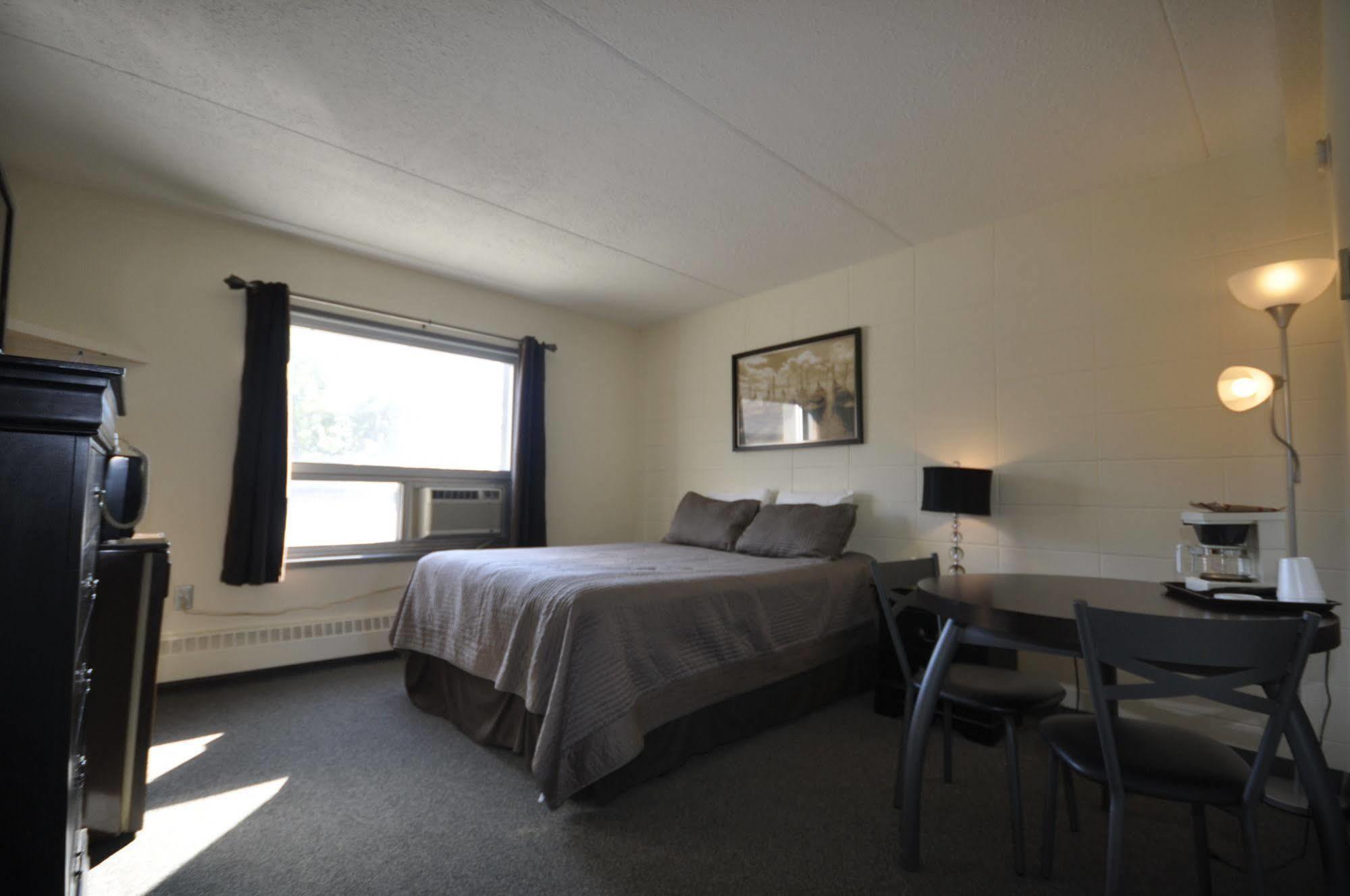 Beaverlodge Motor Inn Bagian luar foto