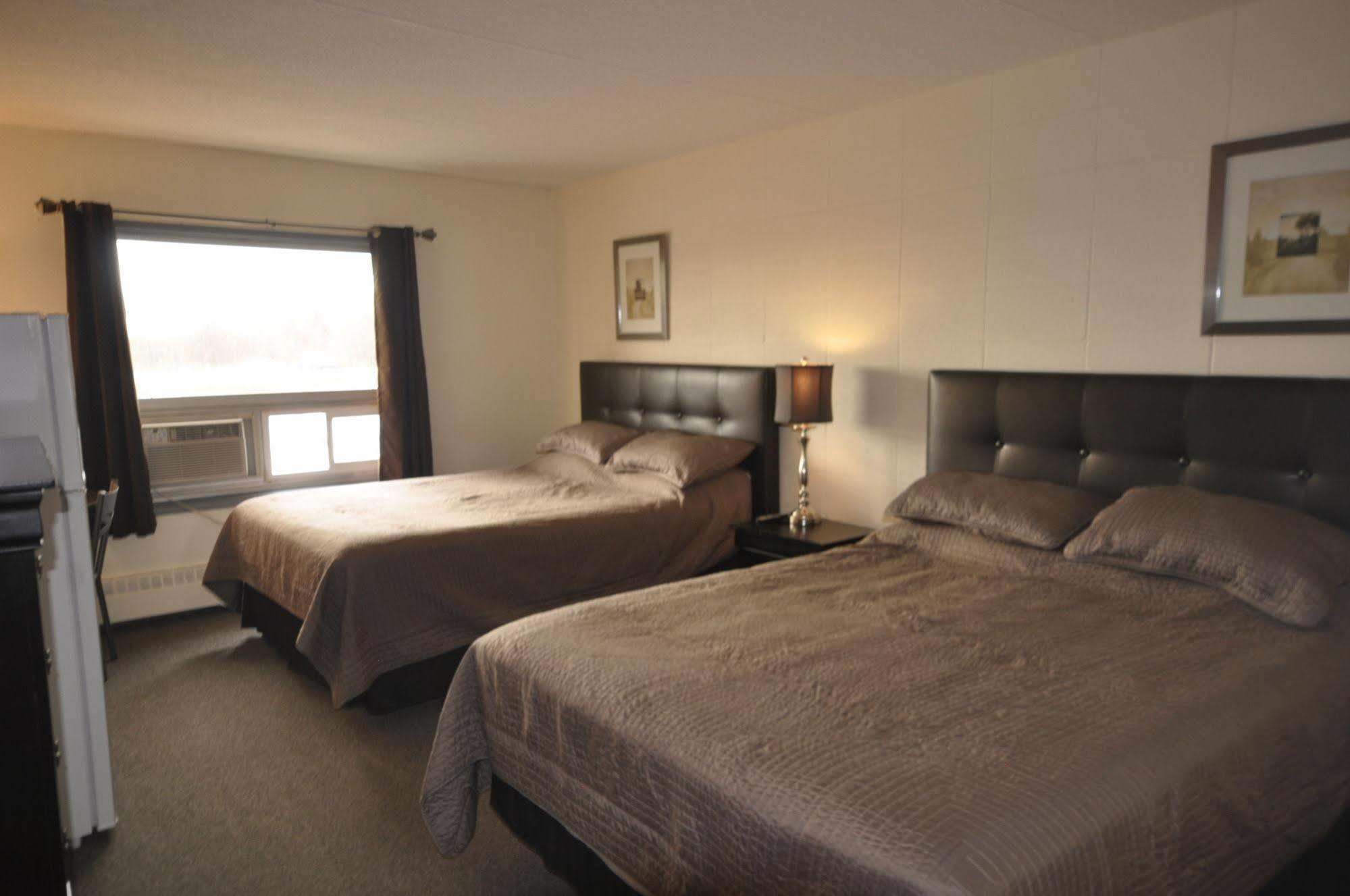 Beaverlodge Motor Inn Bagian luar foto