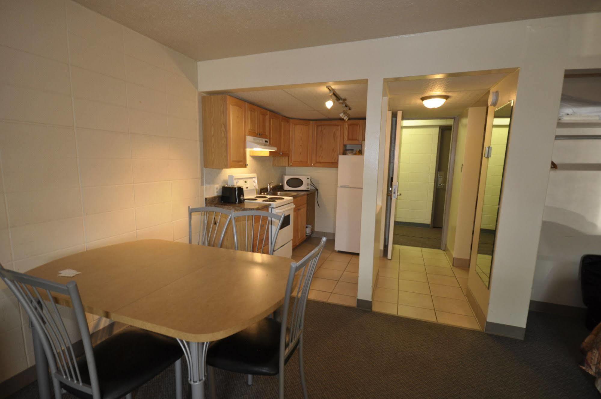 Beaverlodge Motor Inn Bagian luar foto