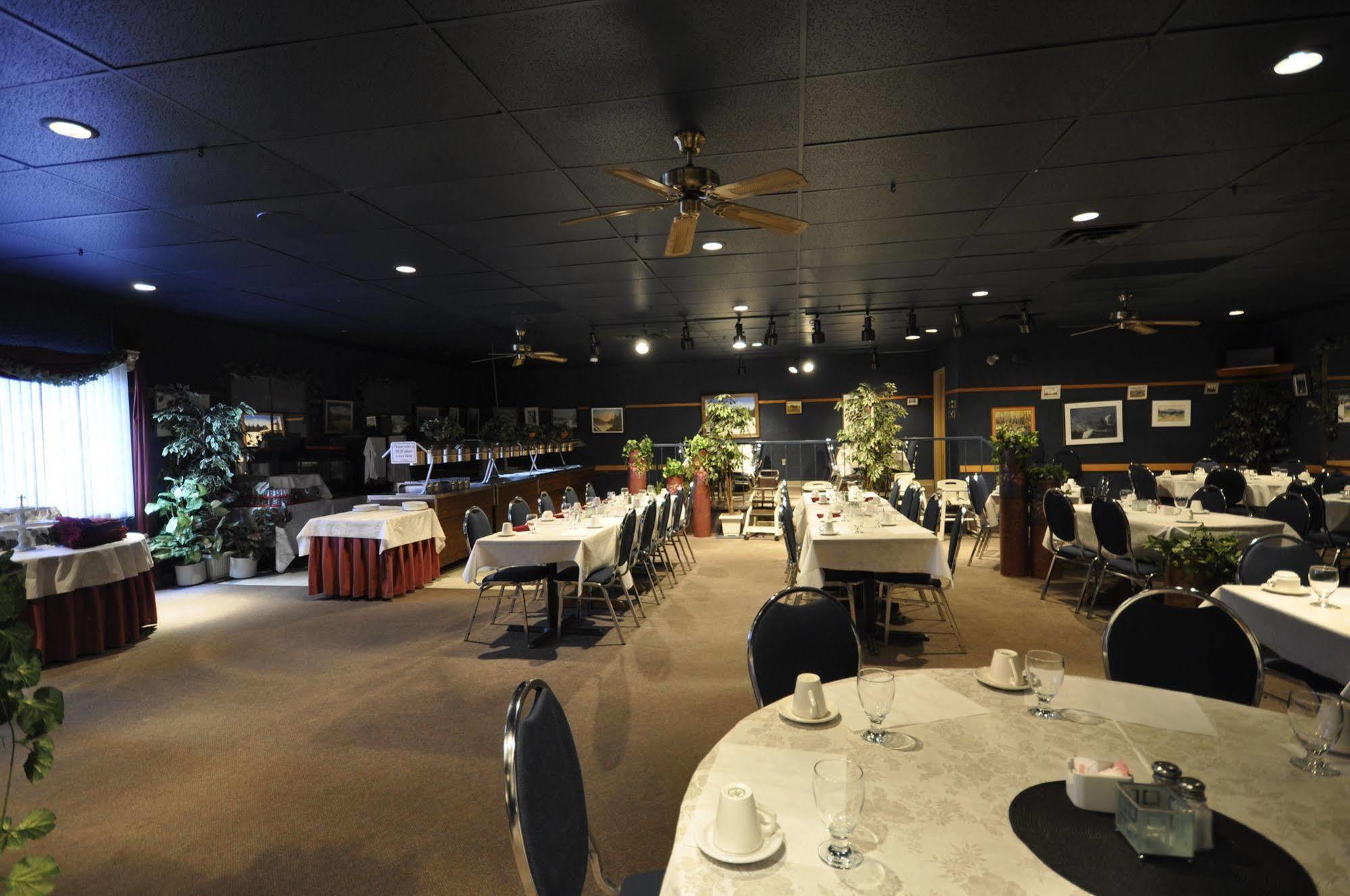 Beaverlodge Motor Inn Bagian luar foto