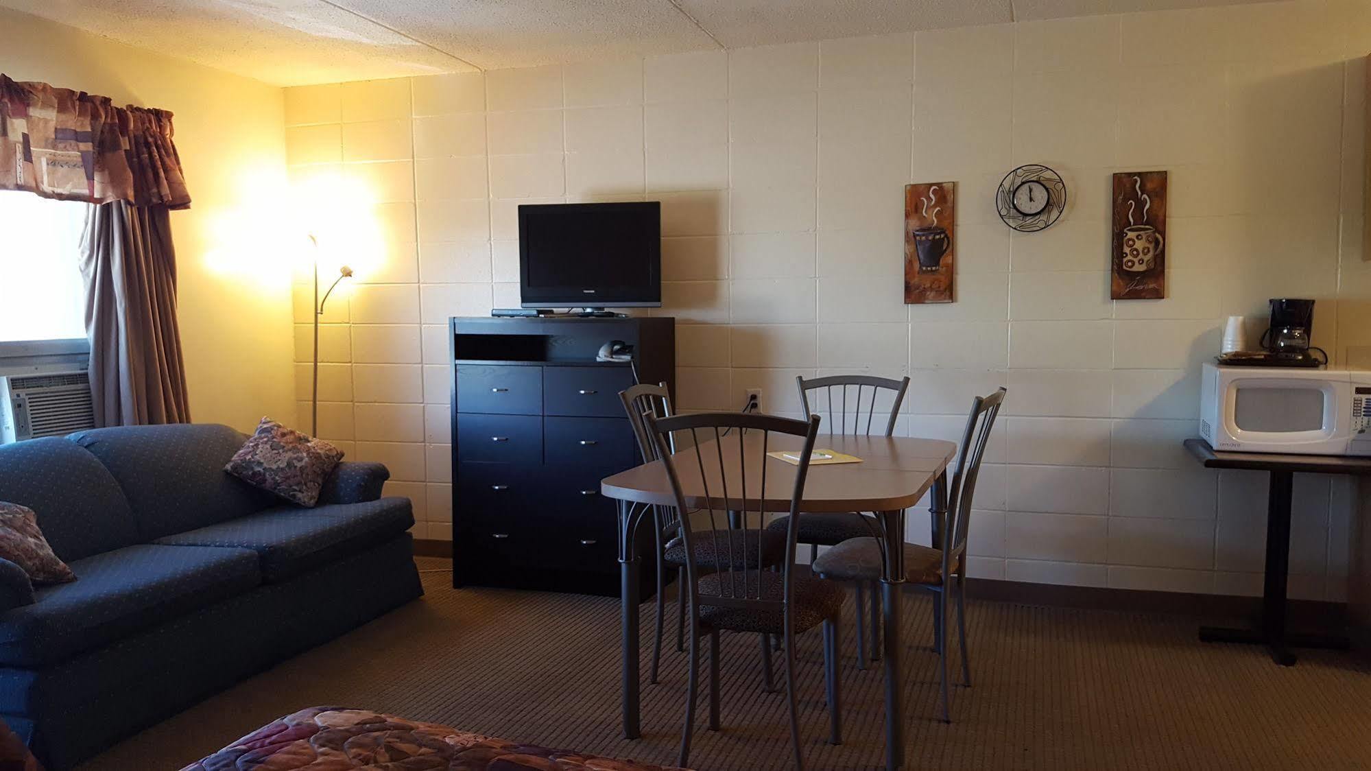 Beaverlodge Motor Inn Bagian luar foto
